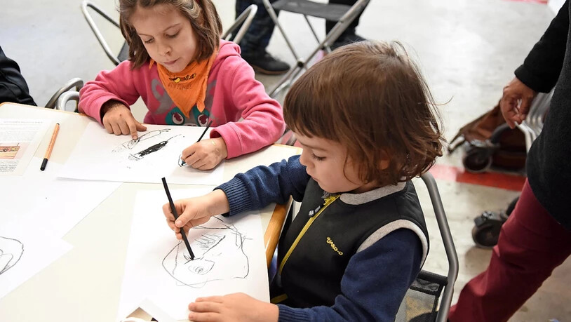 Hochkonzentriert: Die beiden Mädchen zeichnen in Schwanden ein selbst gewähltes Porträt.