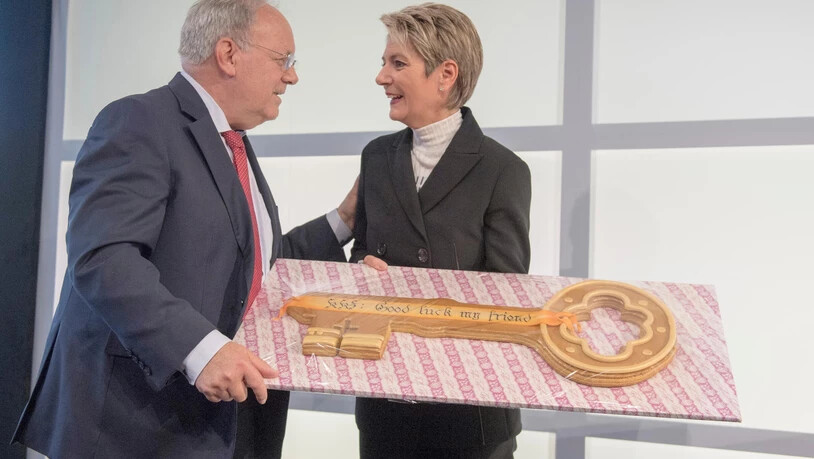 Noch Wirtschaftsminister Johann Schneider-Ammann schenkt KKS symbolisch einen Lebkuchen-Schlüssel. 