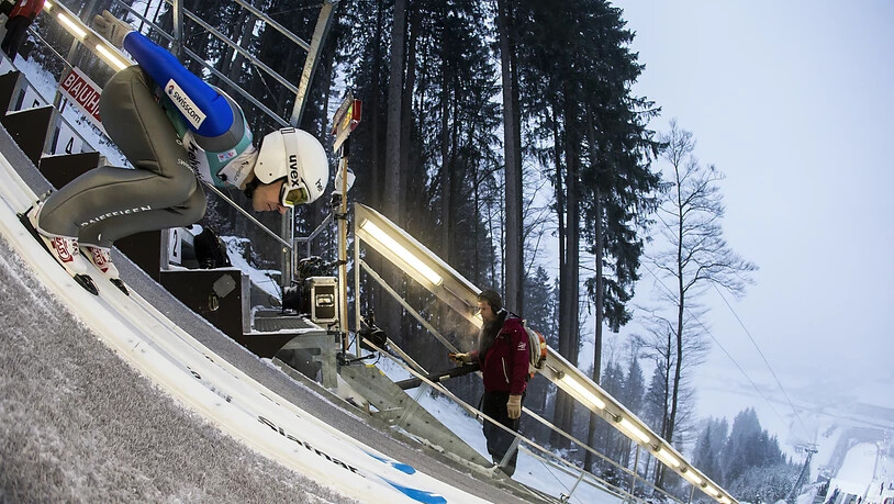 Simon Ammann stösst vom Balken ab.