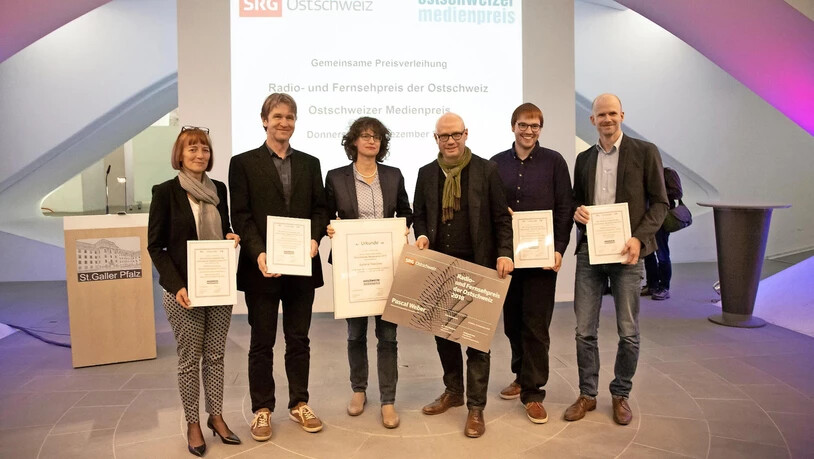 Herausragende journalistische Leistungen: Pascal Weber (Mitte) und die Medienvereinigung Öffentlichkeitsgesetz St. Gallen werden ausgezeichnet.