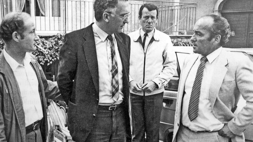 Verhaftung im Burgund: Kriminalpolizist Heiri Schiesser aus Schwändi (rechts) spricht mit Günther Tschanun.