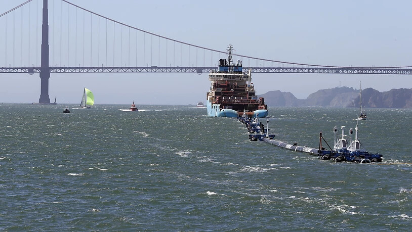 Soll Plastik im Wasser mit einer 600 Meter langen Röhre in U-Form auffangen: Der Abfallroboter "Ocean Cleanup". (Archivbild)