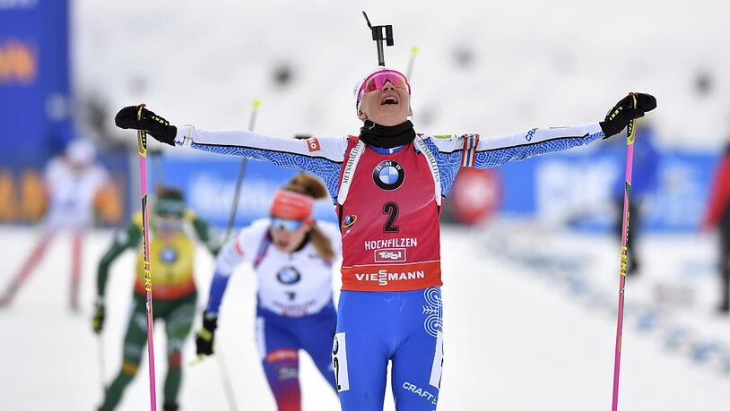 Kaisa Mäkäräinen überquert die Ziellinie nur wenige Meter vor ihren ersten Verfolgerinnen.