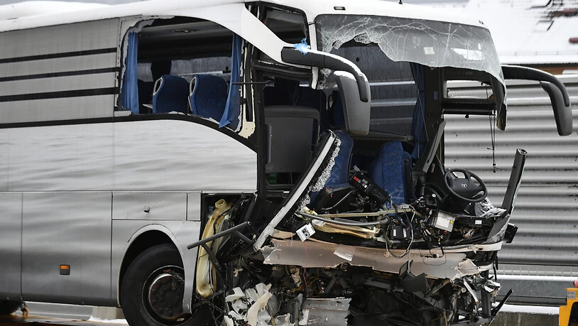 Bei dem Unfall mit dem Reisecar bei Zürich kam eine 37-jährige Italienerin ums Leben. Mehr als 40 Personen wurden verletzt.