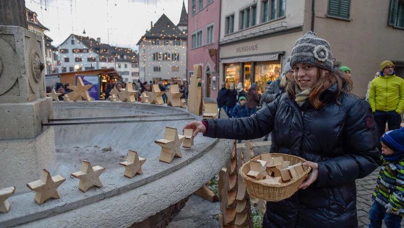 Holzsterne finden reissenden Absatz: Karin Küng sorgt auf dem Hauptplatz für Nachschub.