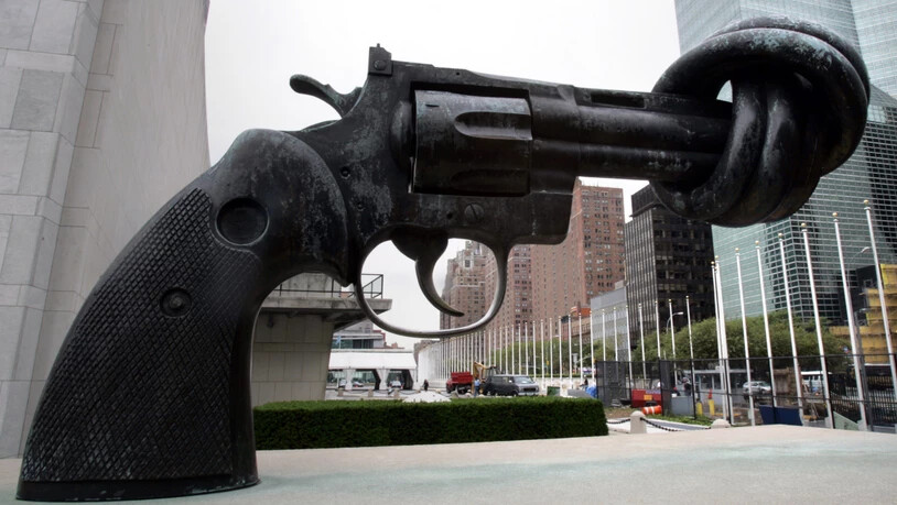 Ein Mahnmal gegen Gewalt ist die Skulptur vor dem Uno-Hauptsitz in New York. Nach Uno-Angaben gab es Ende 2017 weltweit 68,5 Millionen Flüchtlinge. Sie flohen vor Gewalt und Krieg. (Archiv)