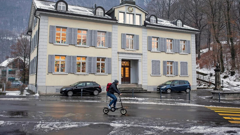 War einmal ein Krankenhaus: Das Kantonsspital in Glarus ist während der Spanischen Grippe ausgelastet, daher wurden die Kranken auch im Burgschulhaus betreut.