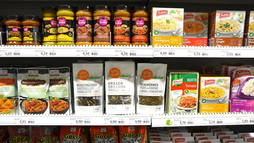 Ein Blickfang: Seit Kurzem bietet Migros in Uznach und in Rapperswil-Jona getrocknete Mehlwürmer, Grillen und Heuschrecken an. 