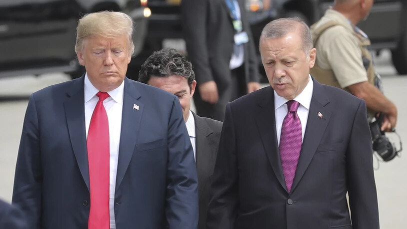 US-Präsident Donald Trump (links) soll dem Präsidenten der Türkei, Recep Tayyip Erdogan (rechts), keine Auslieferung des Predigers Fethullah Gülen versprochen haben. (Archivbild)