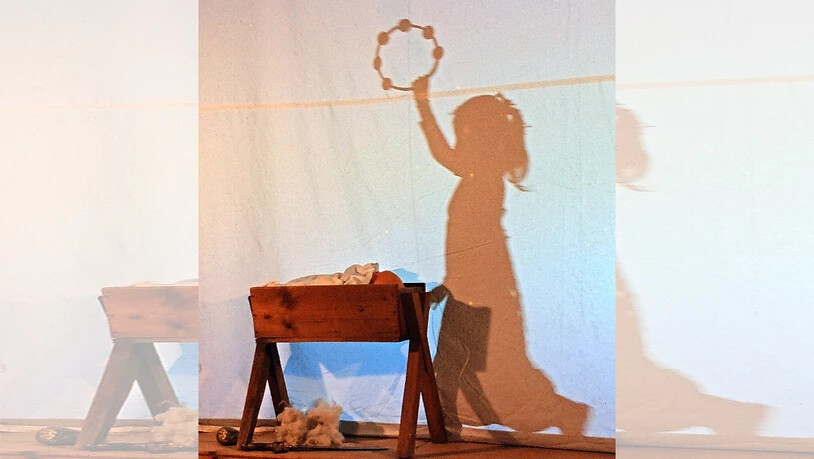 Im Schatten: Die Religionsschüler führten in der reformierten Kirche Netstal ein Schattenspiel auf.