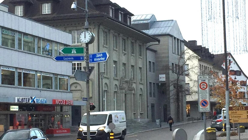Eigene Zeitrechnung: Die Uhr am Cityplatz Rapperswil-Jona tickt anders.