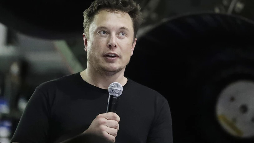 Der Raumfahrtunternehmer Elon Musk (im Bild) will mit seinem Unternehmen SpaceX schon 2023 den japanischen Milliardär Yusaku Maezawa ins All schicken. (Archiv)