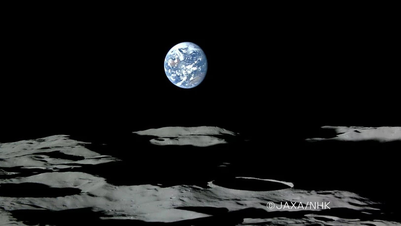 Ein Bild der japanischen Weltraumagentur Jaxa zeigt die Erde in der Nähe des Mond-Horizonts. (Archiv)