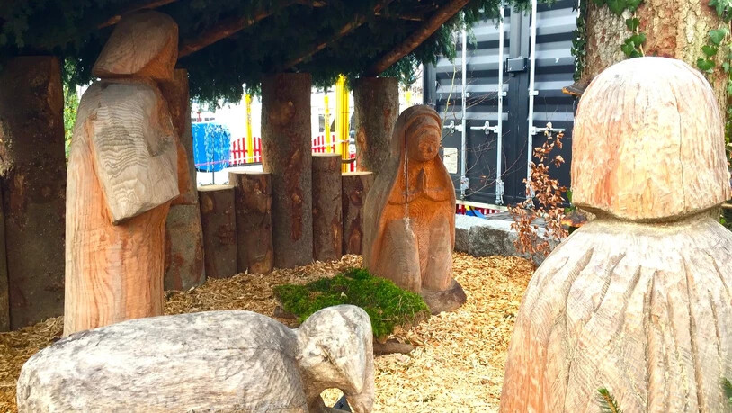 Wo ist Jesus? Das Christkind ist aus der Krippe verschwunden.