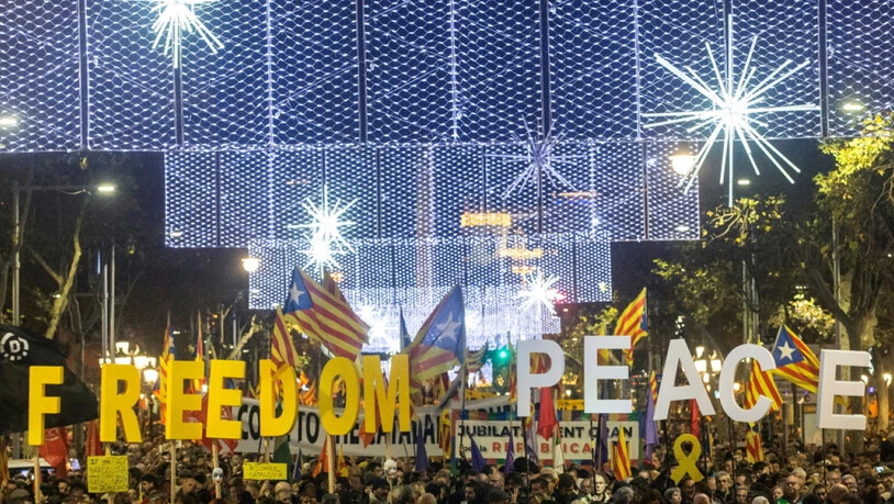 Inmitten der protestierenden Menge am Freitagabend in Barcelona wurden mit riesigen Buchstaben die Worte "Freiheit" und "Frieden" gebildet.