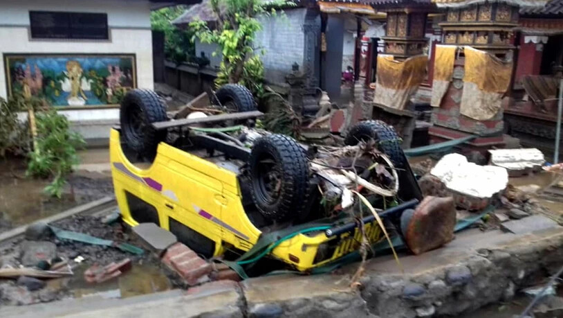 Auto umgestossen: Der Tsunami zerstörte in Anyer in Indonesien ganze Strassenzüge.