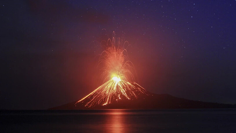 Als möglichen Grund für den Tsunami nennen Experten einen Ausbruch des Fulkans Anak Krakatau. (Archivbild)