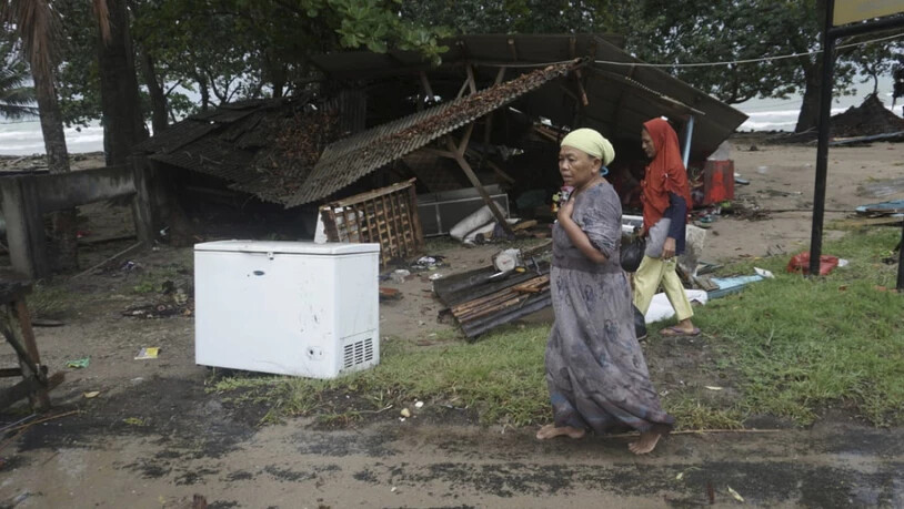 Bis zu 20 Meter hohe Wellen: Bewohner vor ihren vom Tsunami zerstörten Häusern in Carita in Indonesien.