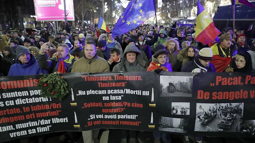 Tausende Rumänen gedenken der  Revolution von 1989 und protestieren gegen die aktuelle Regierung.