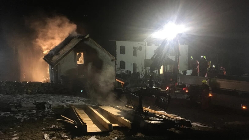 In Paspels ist ein Saunahaus in der Nacht auf Sonntag in Brand geraten.