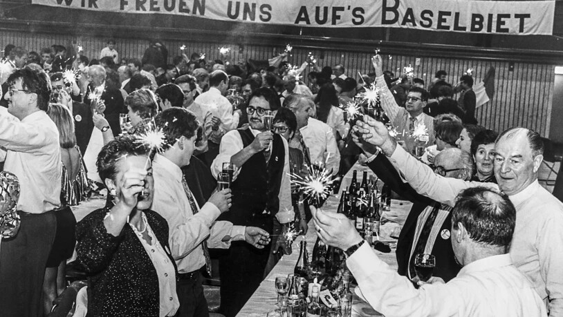 Per 1. Januar 1994 wechselt der Bezirk Laufen von Bern zum Kanton Basel-Landschaft. Die Anschlussbefürworter feiern diesen Schritt in der Neujahrsnacht im Gymnasium Laufen. (Archivbild)