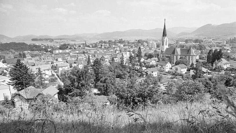 Eine Ansicht der Ortschaft Laufen, aufgenommen im Jahr 1980, zur Zeit, als sich für Laufen und das Laufental die Frage stellt, ob die Exklave beim Kanton Bern verbleiben oder sich einem Nachbarkanton anschliessen soll. (Archivbild)