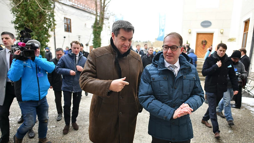 Der bayrische Ministerpräsident Markus Söder (links) und der Chef der CSU-Landesgruppe im Bundestag, Alexander Dobrindt, bei ihrer Ankunft zur Klausurtagung im Kloster Seeon in Bayern.