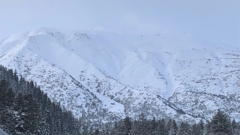 Zwei Lawinen haben bei Davos zwei Personen verschüttet. Ein Mann kam ums Leben.