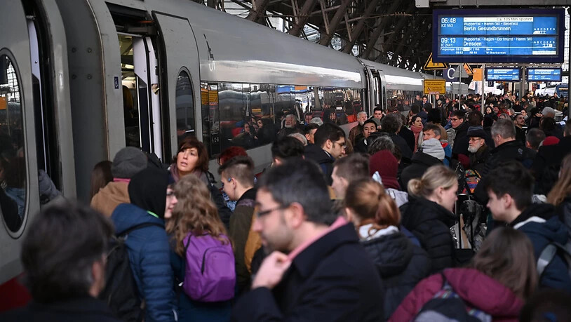 Chaos nach einem Bahnstreik soll es in Deutschland zumindest bis Ende Februar 2021 nicht mehr geben. Die Spitze der Deutschen Bahn hat sich nun auch mit den Lokomotivführern auf bessere Arbeitsbedingungen geeinigt. (Archivbild)