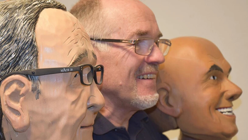Wer ist wer? Maskenschnitzer Ruedi Kyburz blickt zusammen mit seinen Bundesräten freudig der Vernissage entgegen.