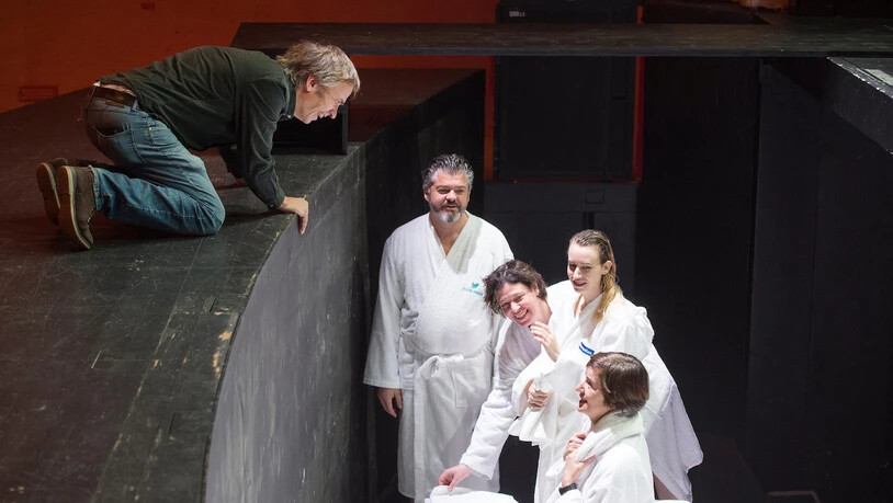 Regisseur Georg Scharegg (links) gibt kurz vorm Probelauf der Saunaszene im Theater Chur letzte Anweisungen.