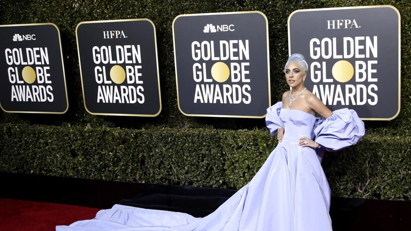 Lady Gaga posierte bereits vor der Preisverleihung auf dem Roten Teppich.