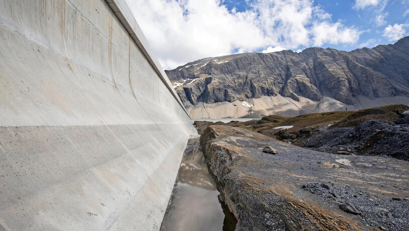 Stein des Anstosses: Mit der Erweiterung des Muttsee-Staudammes sind sich die Axpo und der Kanton Glarus in die Haare geraten.