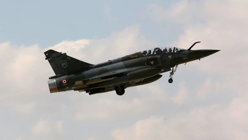 Eine französische Mirage 2000D in der Luft - eine solche Maschine verschwand am Mittwoch vom Radar, es wurden Trümmerteile nahe der Schweizer Grenze gefunden. (Archivbild)