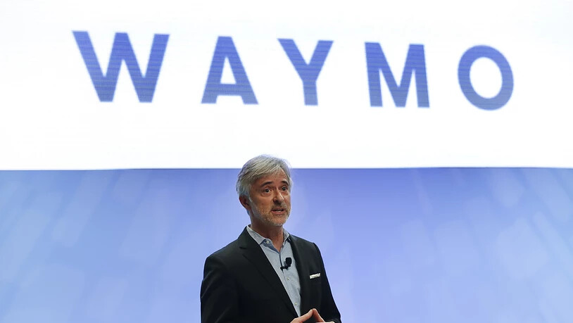 Die Google-Schwesterfirma Waymo unter ihrem Chef John Krafcik will ihre Roboterwagen-Technologie mit der Zeit auch in Privatautos bringen. (Archiv)