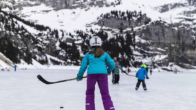 3600 Unfälle ereignen sich jedes Jahr auf Schweizer Eis. Wer beim Eislaufen einen Helm trägt, vermindert laut bfu das Risiko von schweren Kopfverletzungen. (Archivbild)