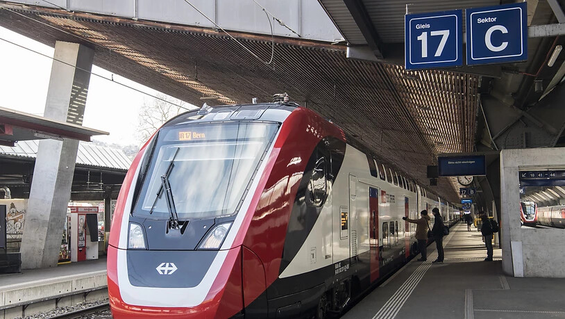 Der neue Fernverkehr-Doppelstockzug der SBB "FV-Dosto" bleibt auch nach dem ersten Betriebsmonat das grosse Sorgenkind der SBB.