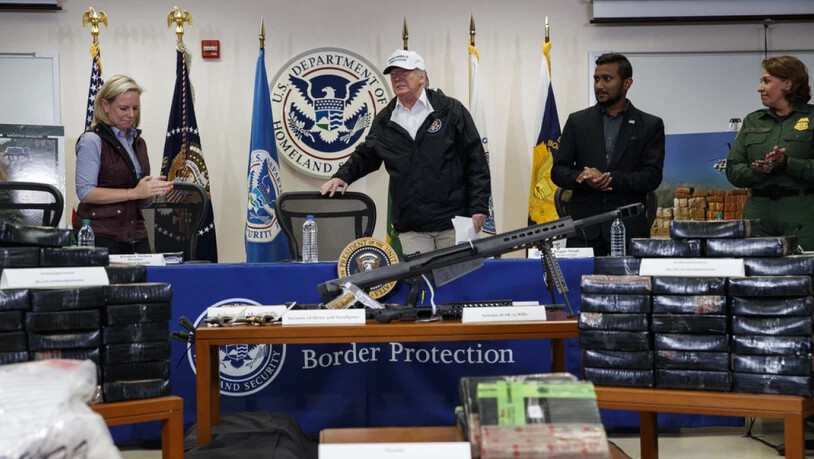 Auf einem Tisch vor Präsident Donald Trump hatten die Sicherheitskräfte Drogen, Waffen sowie eine Plastiktüte mit Geld aufgestellt, um zu illustrieren, was an der Grenze beschlagnahmt wird.