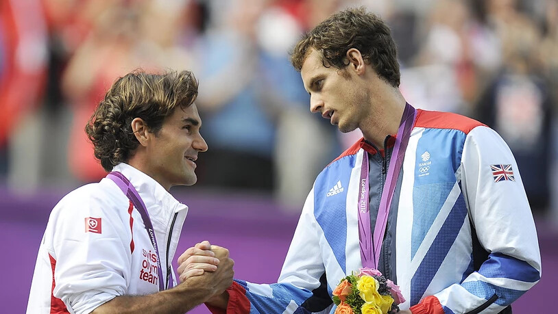 Roger Federer gratuliert Andy Murray zum Olympiasieg im Einzel. 2:6, 1:6 und 4:6 lautete im August 2012 in London das klare Verdikt im Final zu Ungunsten des Schweizers. Wenige Wochen zuvor hatte sich Federer auf dem heiligen Rasen in Wimbledon im Final…