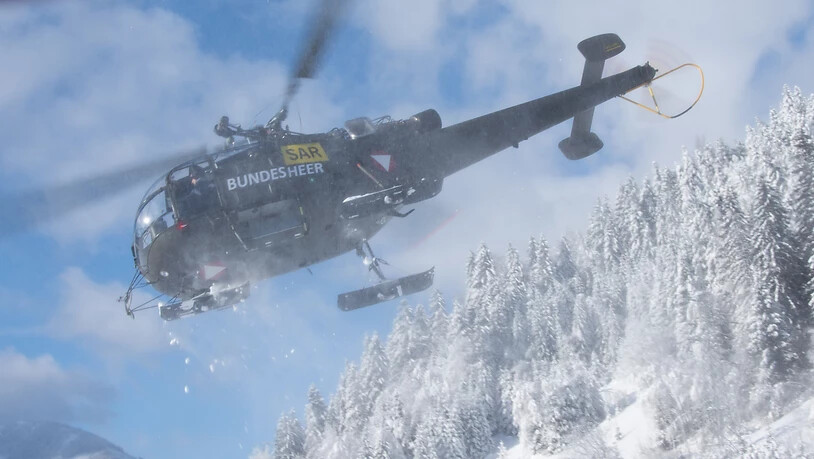 Hubschrauber der österreichischen Bundeswehr sind im Einsatz in Hall bei Admont in der Steiermark, um aus der Luft Unterstützung zu leisten und Schnee von den Bäumen zu entfernen. Im Fachjargon nennt sich das "Downwash".