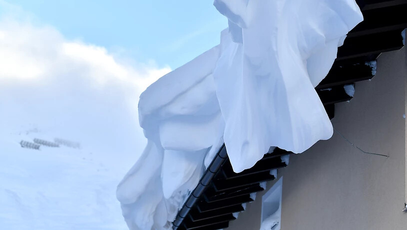 Vom Wind gepresster Schnee auf einem Dach im österreichischen Obertauern.
