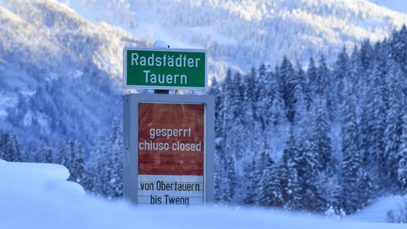 Kein Durchkommen nach den schweren Schneefällen der letzten Tage: Die Anzeige der Radstädter Tauern-Sperre in Österreich.