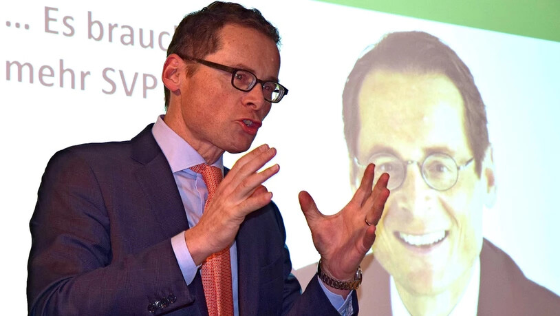 Engagiert: Der Zürcher Nationalrat Roger Köppel macht in Schmerikon Werbung für seine Partei, die SVP.