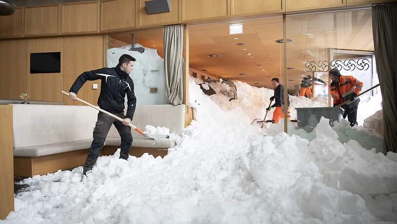 Schneeräumung im stark beschädigten Hotel Säntis auf der Schwägalp nach dem Lawinenabgang.