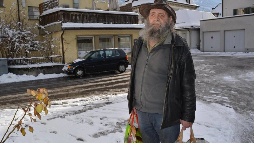 Hans Ulrich Giger, wie er leibt und lebt: Zwei Plastiktüten der Migros, ein grau melierter Vollbart und ein Cowboy-Hut sind seine Markenzeichen.