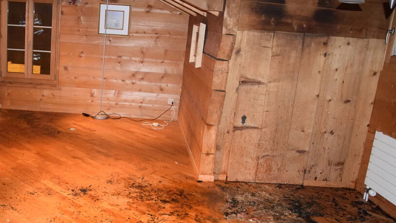 Wegen eines unbeafsichtigten Adventskranzes brach in dieser Wohnung ein Feuer aus.