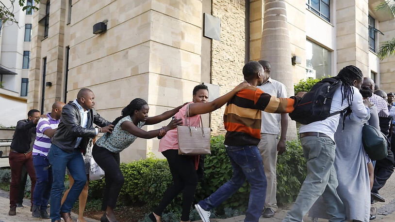 Zahlreiche Menschen werden aus einem Luxushotel in Nairobi geleitet, nachdem auf das Gebäude ein Anschlag verübt worden war.