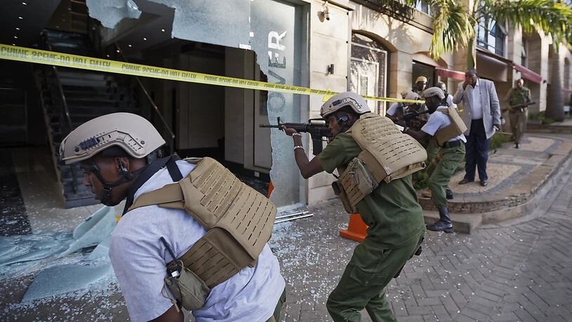 Sicherheitskräfte haben am Dienstag in Kenia das Gebiet um ein Luxushotel, auf das ein Anschlag verübt wurde, weiträumig abgesperrt.