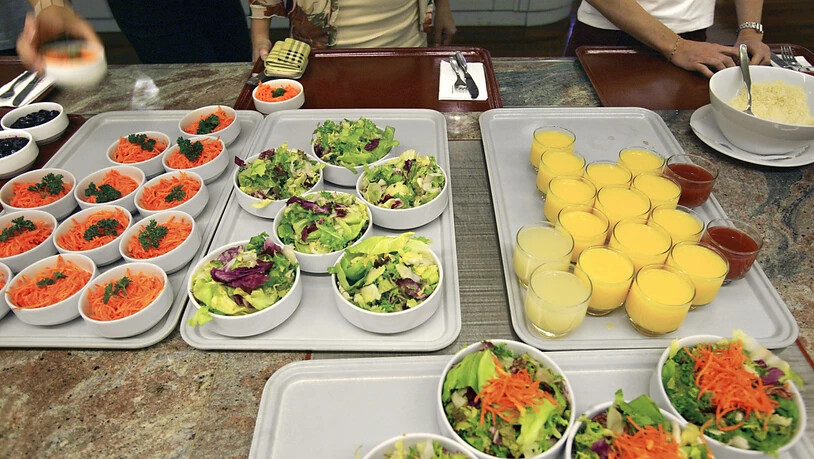Kantinenbesucher greifen öfter zu, wenn der Salat direkt beim Eingang steht. Ob das die für sie wirklich "bessere" Entscheidung ist, ist allerdings fraglich, sagen Zürcher Forscher. (Archivbild)