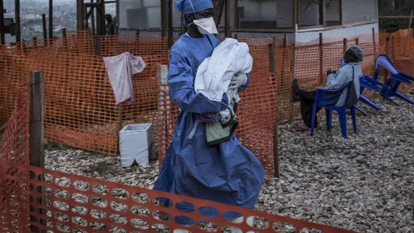Eingesundheitsmitarbeiter bringt ein vier Tage altes Baby, das wahrscheinlich an Ebola erkrankt ist, in ein Behandlungszentrum. (Archiv)